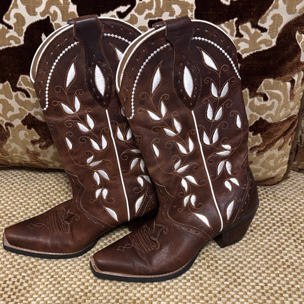 .Ariat Brown and White Western Heeled Vintage Leather Cowboy Boots